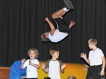 Waghalsige Flugeinlagen zeigten die Jungs an der sogenannten Saltomaschine.
