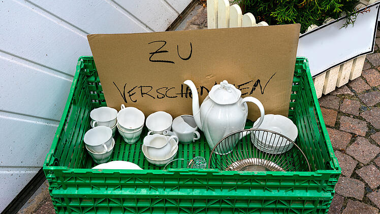 Ein hohes Bußgeld kann drohen, wenn eine "Zu verschenken"-Kiste vor dem Haus auf öffentlichem Grund abgestellt wird.