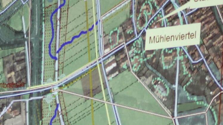 Die blauen Linien zeigen das künftige Flußbett samt Flutgraben in Richtung Angerbach.