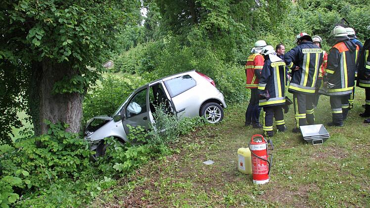 Die Feuerwehr half beim Bergen des Fahrzeugs.