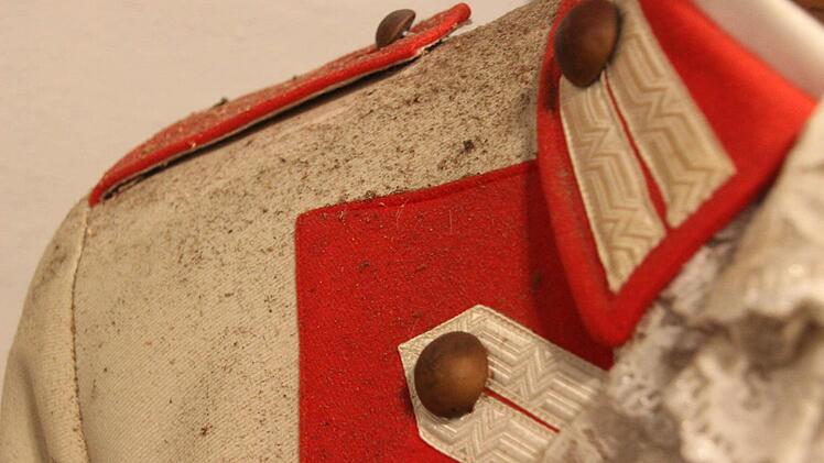 Staub und Dreck haben den Kostümen im Kitzinger Fastnachtsmuseum über die Jahre zugesetzt. Jetzt kommen sie restauriert in neue Räume.   Fotos: Ralf Dieter