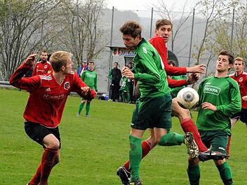 Bemüht, aber glücklos: Mangelndes Engagement konnte man den Fußballern des FC Fuchsstadt (von links: Tobias Bold, Johannes Feser und Patrick Stöth) im Spiel gegen den TSV Großbardorf II (in grün) nicht vorwerfen. Dafür aber die Schwächen im Abschluss. Foto: Hopf