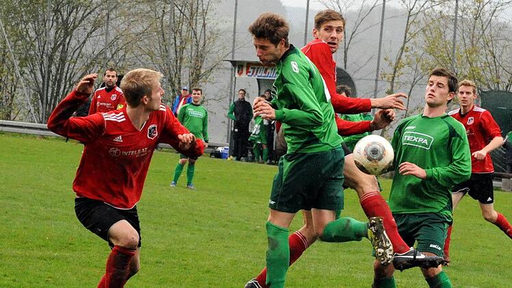 Bemüht, aber glücklos: Mangelndes Engagement konnte man den Fußballern des FC Fuchsstadt (von links: Tobias Bold, Johannes Feser und Patrick Stöth) im Spiel gegen den TSV Großbardorf II (in grün) nicht vorwerfen. Dafür aber die Schwächen im Abschluss. Foto: Hopf
