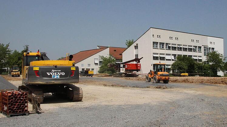 Hinter dem Coburger Landratsamt entsteht derzeit ein Erweiterungsbau. Dort soll unter anderem die gemeinsame Zulassungs- und Führerscheinstelle untergebracht werden.  Fotos: Ulrike Nauer
