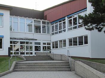 Wegen sinkender Schülerzahlen steht die Mittelschule Schondra auf der Kippe. Foto: Diana Leitsch