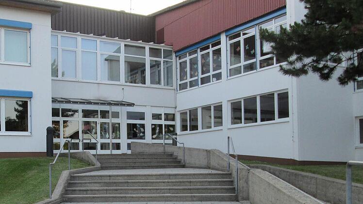 Wegen sinkender Schülerzahlen steht die Mittelschule Schondra auf der Kippe. Foto: Diana Leitsch