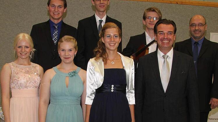 Die Einser-Kandiaten des MGF-Gymnasiums - vorne, von links: Patricia Galler (1,5), Franziska Gaudig (1,4), Isabell Zeißig (1,2) und Schullleiter Horst Pfadenhauer sowie (hinten, von links) Hans-Joachim Mytzka (1,2), Roman Schaller (1,5), Bonifaz Baumann (1,0) und Lehrer Edgar Stübinger  Foto: Sonja Adam