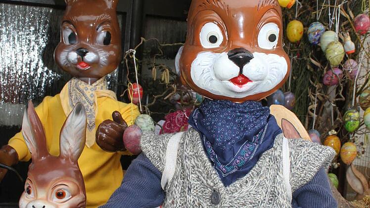 Vater, Mutter, Kind - Irmgard Knopf hat die Osterhasen selbst bemalt und eingekleidet. Foto: Sonja Adam