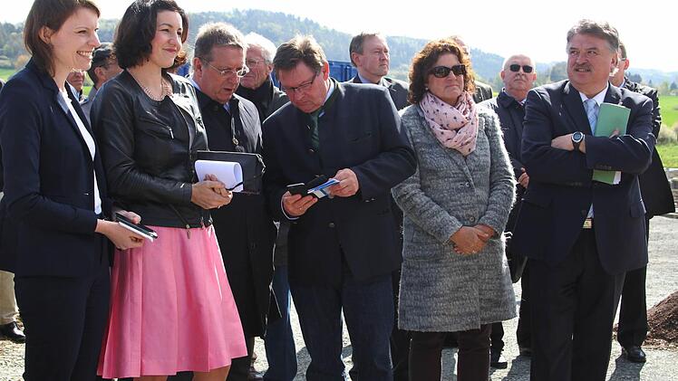 Strahlende Gesichter, dass der Anfang gemacht ist: Bundestagsabgeordnete Emmi Zeulner, die parlamentarische Staatssekretärin beim Bundesminister für Verkehr und digitale Infrastruktur, Dorothee Bär, Bezirksrat und Kulmbachs Oberbürgermeister Henry Schramm, Bayerns Innen- und Verkehrsstaatssekretär Gerhard Eck, Marion Resch-Heckel von der Regierung von Oberfranken und Landrat Klaus Peter Söllner  Foto: Sonny Adam