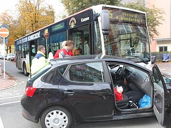 Die Kreuzung Luisenstraße/ Franz-Ludwig-Straße in Bamberg war durch den Unfall blockiert - ein Linienbus und ein Seat stießen zusammen. Foto: Anette Schreiber