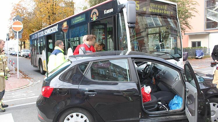 Die Kreuzung Luisenstraße/ Franz-Ludwig-Straße in Bamberg war durch den Unfall blockiert - ein Linienbus und ein Seat stießen zusammen. Foto: Anette Schreiber