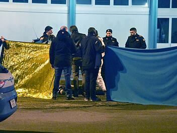Italienische Polizeibeamte sichern am 23.12.2016 in Mailand Spuren, nachdem der europaweit gesuchte mutma&szlig;liche Attent&auml;ter von Berlin, Anis Amri, bei einem Schusswechsel mit der Polizei get&ouml;tet wurde. Bei einem Anschlag mit einem Lastwagen auf einen Weihnachtsmarkt in Berlin waren mindestens zw&ouml;lf Menschen get&ouml;tet und rund 50 verletzt worden. Foto: Daniele Bennati/B&V/dpa