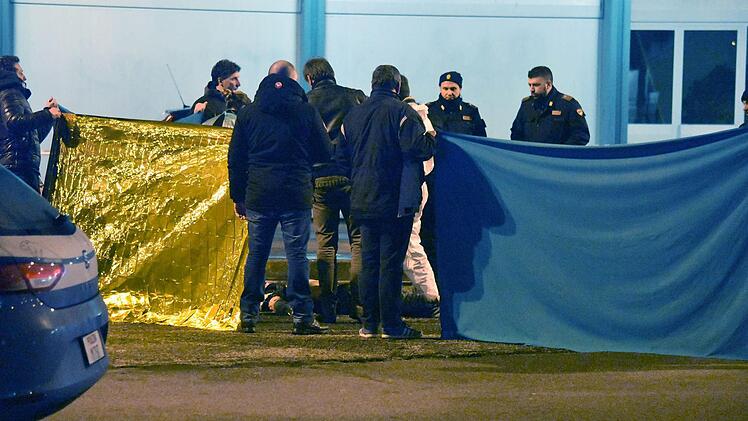 Italienische Polizeibeamte sichern am 23.12.2016 in Mailand Spuren, nachdem der europaweit gesuchte mutma&szlig;liche Attent&auml;ter von Berlin, Anis Amri, bei einem Schusswechsel mit der Polizei get&ouml;tet wurde. Bei einem Anschlag mit einem Lastwagen auf einen Weihnachtsmarkt in Berlin waren mindestens zw&ouml;lf Menschen get&ouml;tet und rund 50 verletzt worden. Foto: Daniele Bennati/B&V/dpa
