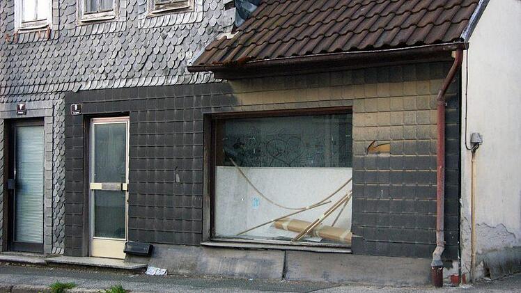 Keinen werbenden Eindruck auf das Ortsbild gibt das früher als Wohn- und Geschäftshaus genutzte Gebäude Herrngasse 9 ab.Foto: Klaus Oelzner