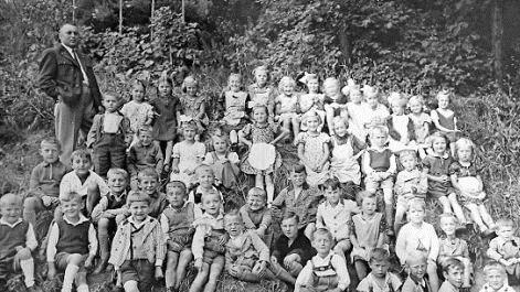 Das waren die Blaicher Schüler im Jahr 1937: Auch Hannelore Münch, Hans Nützel, Alfred Gründel und Oswald Meußgeyer sind auf dem Bild zu sehen. Wiesenfest war damals ein besonderes Ereignis Foto: privat