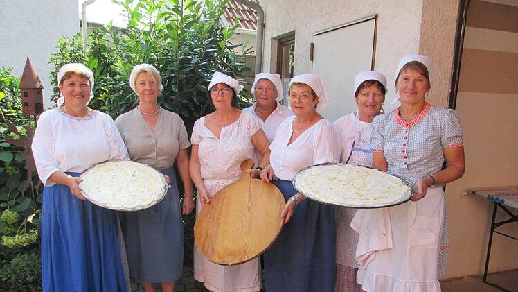 Heimatfest ohne Plootz ist unvorstellbar. Sieben Frauen sorgten mit 100 Brettern Plootz für die Spezialität.
