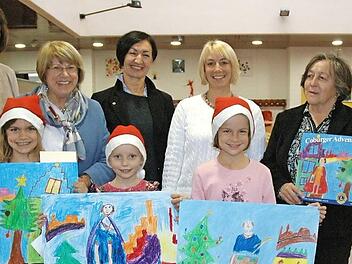 Bunt und fröhlich erscheint der Coburger Adventskalender 2017 des Lions Club Coburg Veste. Besonders freuen sich die drei jungen Künstlerinnen über die Prämierung ihrer Bilder. Vorn von links: Julia Tilche, Heidi Lengdobler, Stephanie Günther. Auch die Mitglieder des Lions Club Coburg Veste und die Rektorin der Heimatringschule freuen sich mit. Hinten von links: Gabriele Gruschwitz, Rektorin Marie-Luise Albrecht-Müller, Ingrid Nassios, Sonja Erdel, Gudrun Zaddach  Foto: Edwin Meißinger