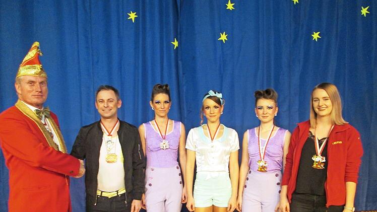 Der Vorsitzende des Fuschter Faschings-Clubs, Rainer Lell (links), gratulierte den vom FVF ausgezeichneten Mitgliedern (von links) Christian Mützel, Julia Emmer, Franziska Kippes, Anna-Lena Wiesler und Leona Keller.  Foto: Winfried Ehling