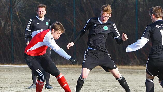 Viel spielte sich im Mittelfeld ab: Hier k&auml;mpfen der Neuenmarkter Fabian Bauerschmidt (links) und der Lindauer Tim Meisel um den Ball.  Foto: Limmer