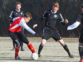 Viel spielte sich im Mittelfeld ab: Hier k&auml;mpfen der Neuenmarkter Fabian Bauerschmidt (links) und der Lindauer Tim Meisel um den Ball.  Foto: Limmer
