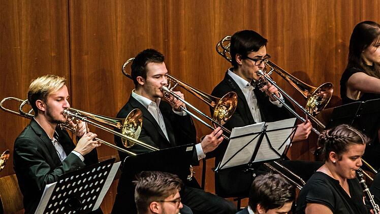 Das Jugendsymphonieorchester Oberfranken unter Leitung von Till Fabian Weser beeindruckte das Publikum im Coburger Kongresshaus mit begeisterndem Musizieren.Foto: Jochen Berger