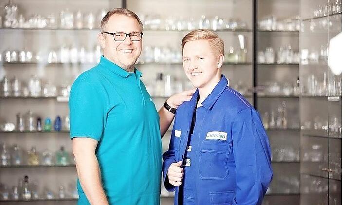 Stefan Reuth (Technischer Zeichner) und sein Sohn Yannik Reuth (in der Ausbildung zum Mechatroniker) mögen das Arbeitsklima in der Tettauer Glashütte. Foto: Gerresheimer
