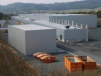 Im Industriegebiet an der Autobahn bei Thurnau wird die neue Produktionsstätte errichtet. Foto: Alexander Hartmann
