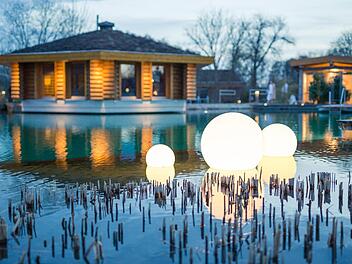 Besonderes Lob des Saunabundes bekam der Naturbadesee  der Obermain-Therme mit den umliegenden Sauna-Anlagen. Die "Premium"-Bewertung weist darauf hin, dass die Staffelsteiner Therme zu den besten  Sauna-Anlagen in Deutschland gehört. Foto: pr