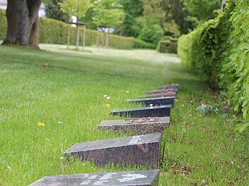 109 Urnenplätze für eine Baumbestattung gibt es auf dem Lichtenfelser Friedhof am Fuße von vier Birken. Die Gräber können mit einem Pultstein versehen werden oder anonym bleiben - dann bekommen sie keine eigene Markierung. Fotos: Mirjam Stumpf109 Urnenplätze für eine Baumbestattung gibt es auf dem Lichtenfelser Friedhof am Fuße von vier Birken. Die Gräber können mit einem Pultstein versehen werden oder anonym bleiben - dann bekommen sie keine eigene Markierung. Fotos: Mirjam Stumpf