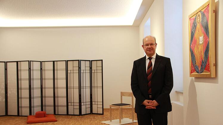 Der geistliche Leiter der Kurhauses, Matthias Karwath, will Gäste individuell begleiten, etwa im neugestalteten Meditationsraum. Foto: Benedikt Borst