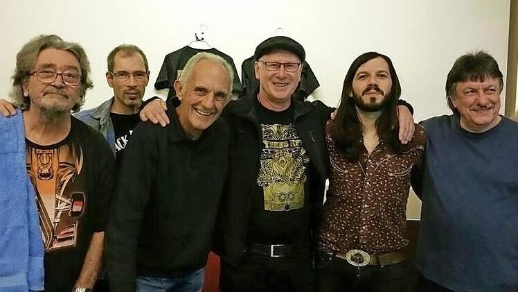 Werner Strätz (Mitte) war musikalisch schon viel unterwegs. Hier ein Gruppenfoto mit den Bandmitgliedern von "Ten Years After".