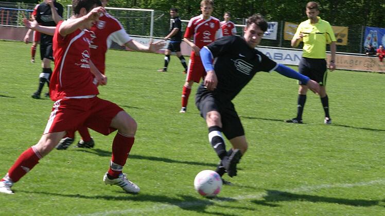 Der Eberner Heidenreich (links) versucht, vor seinem Gegenspieler Knöffel an den Ball zu kommen.