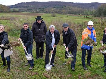 Bürgermeister Zenk ließ gestern arbeiten: Mit Spaten von links Stefanie Rüger (KFB), Bauamtsleiter Paul, Manfred Pfister, Robert Hammerand (KFB), Bauleiter Miroslav Struharik vom Büro Höhnen und Partner sowie Geschäftsführer Thomas Mücke von Schuh-Mücke. Foto: R. Rinklef