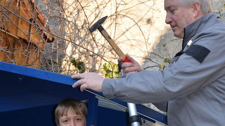 Georg Bogensperger beim Bauen mit Enkel JohannFoto: privat