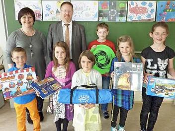 Die Preisträger des Raiffeisen-Jugendwettbewerbs in der Reitscher Schulturnhalle freuten sich über ihre Preise. Mit im Bild Schulleiterin Astrid Kestel, Marktbereichsleiter Frank Welscher sowie die Gewinner Jakob, Sina, Leni, Marwin, Luisa und Lea (von links). Foto: Gerd Fleischmann