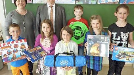 Die Preisträger des Raiffeisen-Jugendwettbewerbs in der Reitscher Schulturnhalle freuten sich über ihre Preise. Mit im Bild Schulleiterin Astrid Kestel, Marktbereichsleiter Frank Welscher sowie die Gewinner Jakob, Sina, Leni, Marwin, Luisa und Lea (von links). Foto: Gerd Fleischmann