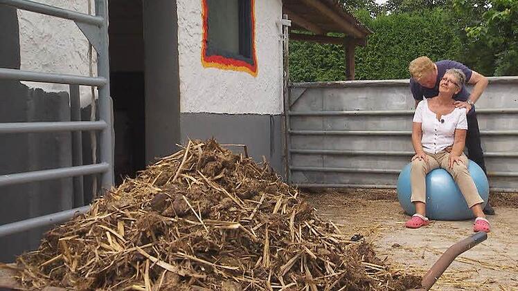 Nach dem Ausmisten kommen sich Gregor und Beate näher.