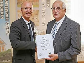 Gerd Schneider (l.) übergiebt Johann Bäuerlein die Urkunde.
