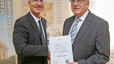 Gerd Schneider (l.) übergiebt Johann Bäuerlein die Urkunde.