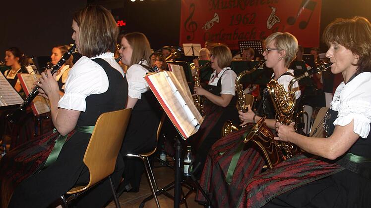 Mit Melodien, die ins Ohr gingen, begeisterten Trachtenkapelle und ihr Dirigent Hans Jörg Rustler beim Dreikönigskonzert in der Wilhelm-Hegler-Halle.  Foto: Stefan Geiger