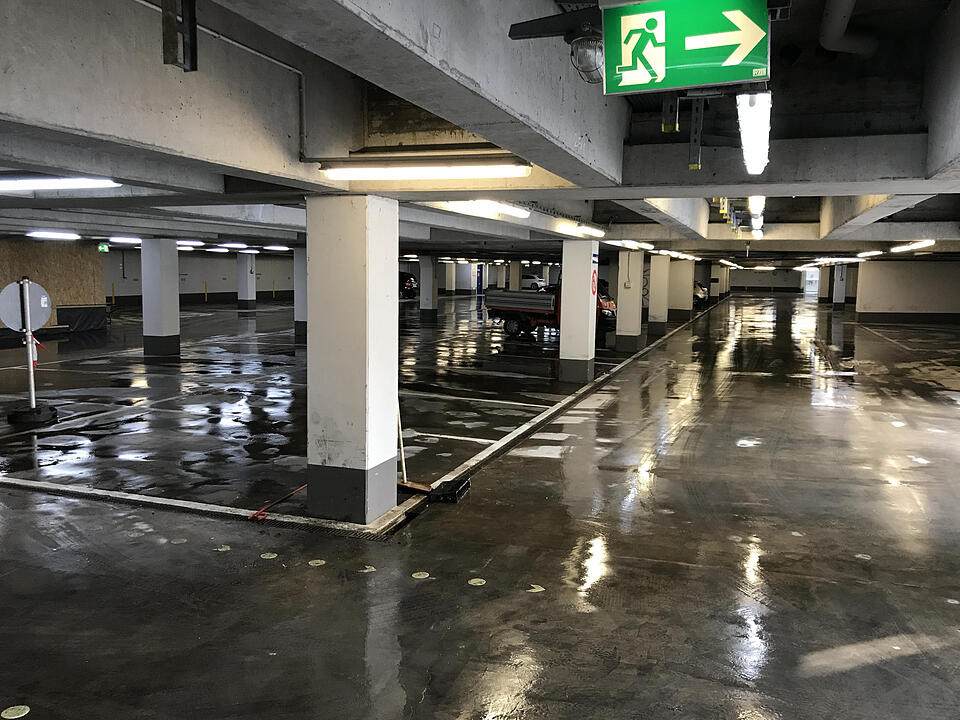 Rohrbruch setzt Tiefgarage unter Wasser - THW und Feuerwehr müssen in der Nacht anrücken – Bauarbeiter übernehmen am Morgen die Reinigungsarbeiten – Tiefgarage bleibt für die Öffentlichkeit gesperrt – Ausmaß des Wasserschadens immer noch erkennbar
