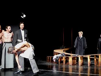Der große Showdown in der Gerichtsszene von Shakespeares "Kaufmann von Venedig": Shylock (Stefan Plepp) hat schon das Messer in der Hand, um Antonio, der dies mit entblößter Brust erwartet (Oliver Rickenbacher), das verpfändete Pfund Fleisch herauszuschneiden. Flankiert wird er von seinen Freunden   Bassanio (links: Daniel Schröder) und Gratiano (Benjamin Plath). Im Hintergrund bereiten Portia (links: Vera Kreyer) als Rechtsgelehrter und ihre Freundin Nerissa (Kim Pfeiffer) als ihr Diener ihr...