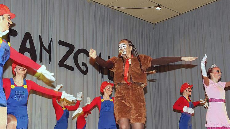 Die Tanzsportgarde aus Hollstadt bekam für ihren Tanz "(k)ein leichtes Spiel für Mario" verdienten Beifall. Foto: Dieter Britz