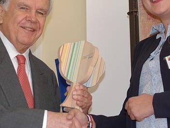 Ehrenb&uuml;rger Hans Albert Ruckdeschel &uuml;berreichte den "Lebensbaum der Vereinten Nationen" an Neele Heidl.  Foto:  Uschi Prawitz