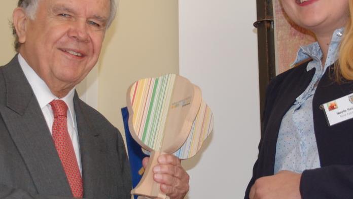 Ehrenb&uuml;rger Hans Albert Ruckdeschel &uuml;berreichte den "Lebensbaum der Vereinten Nationen" an Neele Heidl.  Foto:  Uschi Prawitz