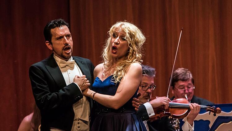 Impressionen vom Auftritt des Alt-Wiener Strauss-Ensembles unter Leitung von Ralph Kulling bei den Johann Strauss Musiktagen in Coburg: Victoria Kunze und Juan Pablo Marin.Foto: Jochen Berger
