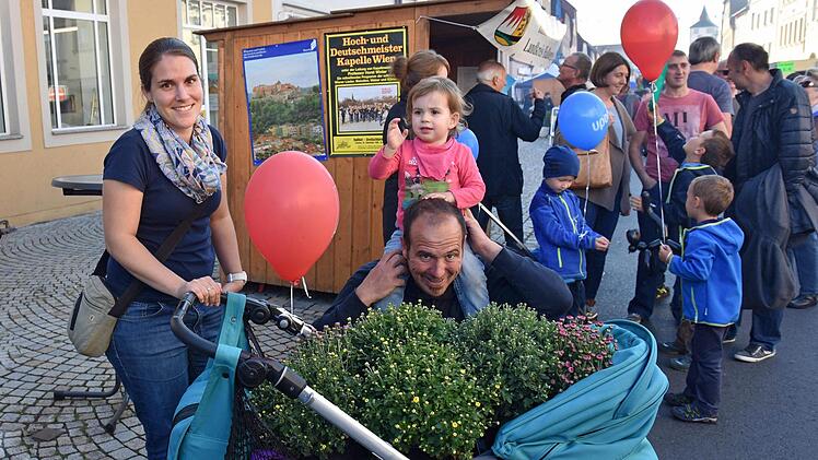 Verena Schneider aus Haßfurt war mit ihrer Tochter Sophia und ihrem Bruder Marco Roth zum Straßenfest gekommen und fuhr die gewonnenen Blumentöpfe im Kinderwagen nach Hause.
