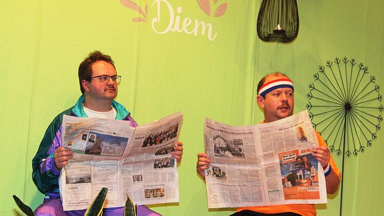 Ungläubig über die Geschehnisse bei der Morgenlektüre Oswald Krause (Frank Eitzenberger) links und Emil Lautenschläger (Christian Herold) rechts