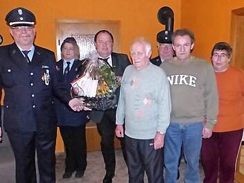 Joachim Wiora feierte 80. Geburtstag. Unser Bild zeigt ihn (Mitte) mit (von links) Christian Fittner, Carola Fittner, Werner Burger, Heinz Leipold, Sohn Uwe Wiora und Jutta Seidel.  Foto: Klaus-Peter Wulf