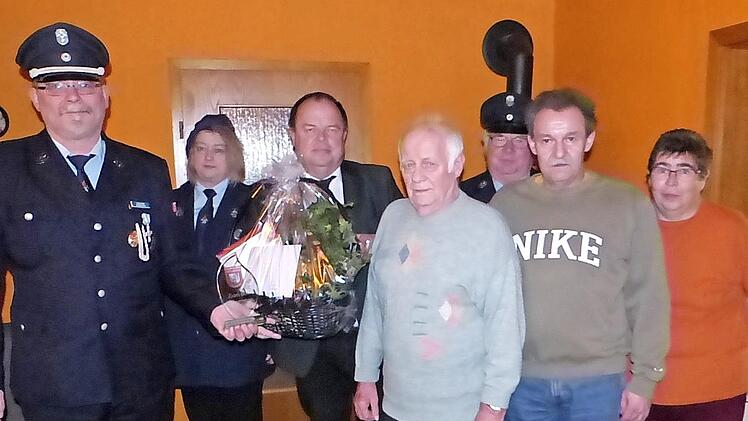 Joachim Wiora feierte 80. Geburtstag. Unser Bild zeigt ihn (Mitte) mit (von links) Christian Fittner, Carola Fittner, Werner Burger, Heinz Leipold, Sohn Uwe Wiora und Jutta Seidel.  Foto: Klaus-Peter Wulf